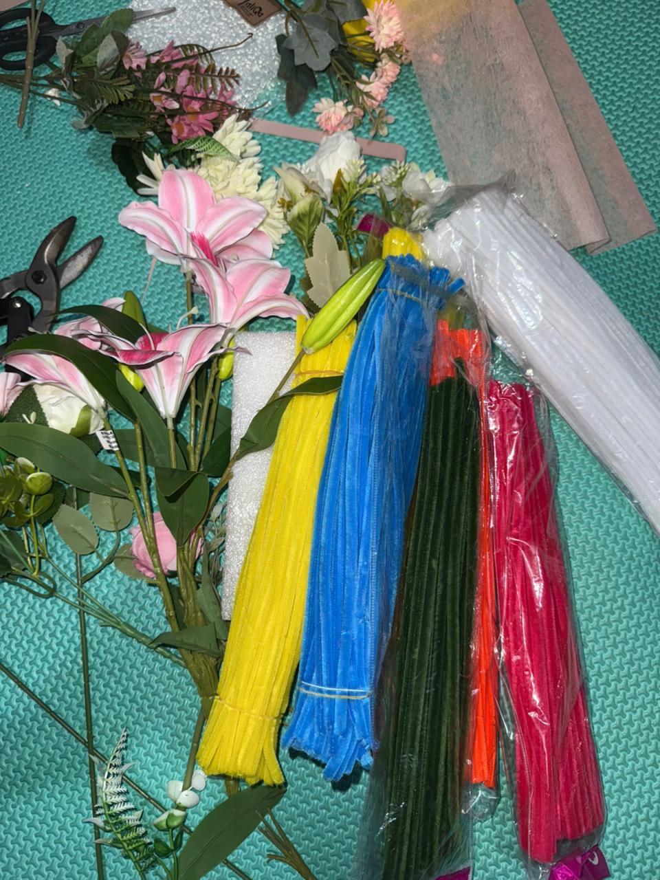 Kawat bulu, kain satin, dan bunga artificial